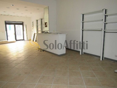 Foto Locale commerciale in via manara 22, Frascati di 90 m² con 2 locali