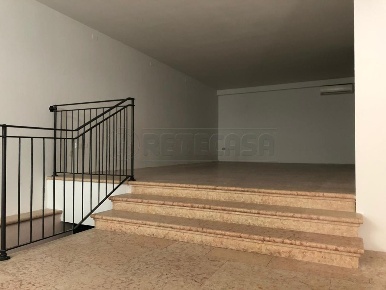 Foto Locale commerciale a Bassano del Grappa Centro di 140 m² con 2 locali