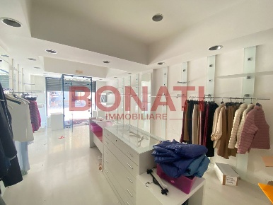 Foto Locale commerciale a Sarzana Trinità, Battifollo di 48 m² con 1 locali