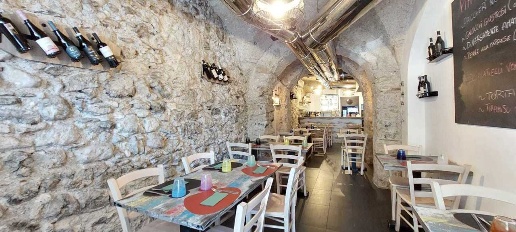 Foto Attività commerciale a Salerno Centro Storico - Teatro Verdi di 60 m²