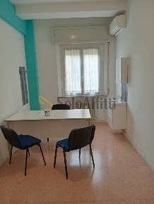 Foto Ufficio a Falconara Marittima di 100 m² con 4 locali in affitto