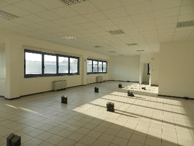 Foto Ufficio in Via C. Angeloni, Lucca Sant'Anna di 310 m² con 3 locali