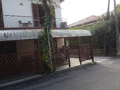 Foto Attività commerciale a Forte dei Marmi Centro di 50 m² in vendita