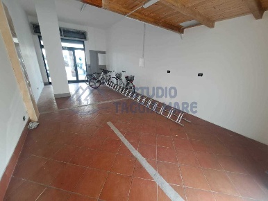 Foto Locale commerciale in Via Aurelia Levante, Taggia di 50 m² in vendita