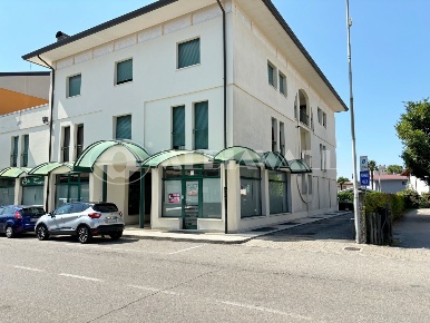 Foto Locale commerciale a Aviano Aviano Castello di 111 m² con 7 locali
