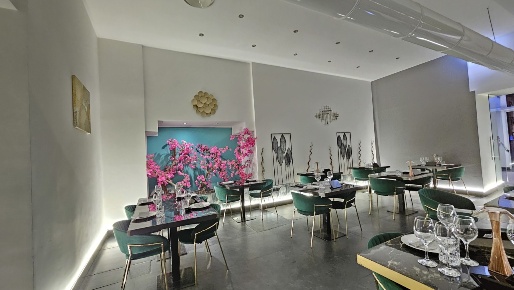 Foto Attività commerciale in Piazza della Libertà, Salerno di 250 m²
