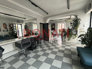 Foto Locale commerciale a Bolano Ceparana Carpena di 50 m² con 2 locali