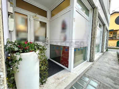 Foto Locale commerciale a Valdagno Centro di 90 m² con 3 locali in vendita