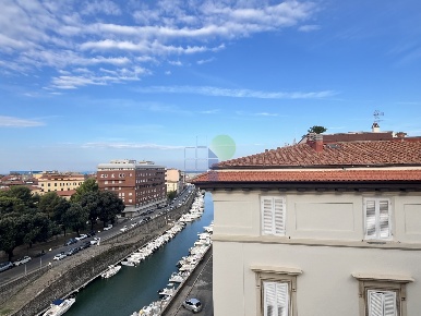 Foto Ufficio in Scali D'Azeglio 10, Livorno di 210 m² con 7 locali