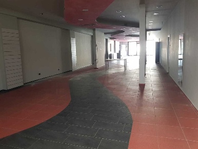 Foto Locale commerciale in via delle ville prima, Lucca di 340 m²