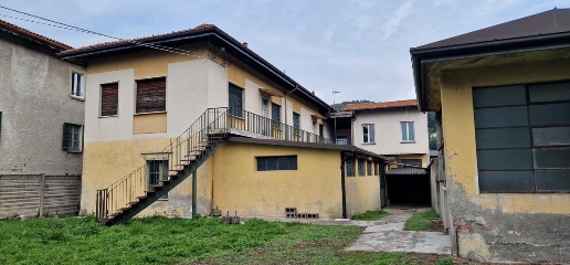 Foto Magazzino a Valbrona Osigo di 475 m² con 4 locali in vendita