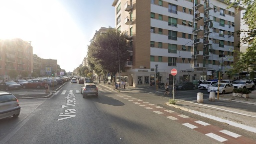 Foto Locale commerciale in Via Calpurnio Fiamma, Roma Cinecittà di 150 m²