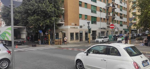 Foto Locale commerciale in Via Calpurnio Fiamma, Roma Cinecittà di 150 m²