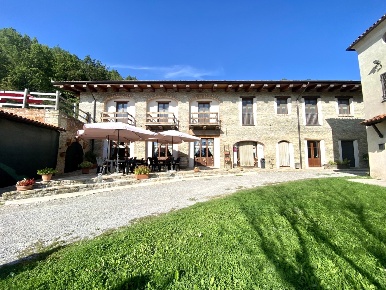 Foto Agriturismo in borgata garombo 10, Somano di 600 m² con 10 locali