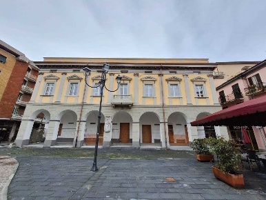 Foto Locale commerciale in Piazza San Giorgio, Sarzana Centro di 94 m²