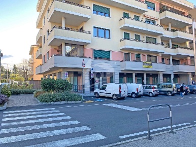 Foto Locale commerciale in Via Armando Diaz 2, Laveno-Mombello Laveno