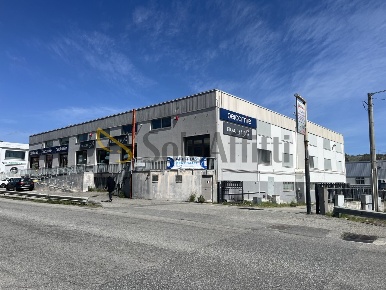 Foto Locale commerciale a Catanzaro Santa Maria di 315 m² con 3 locali