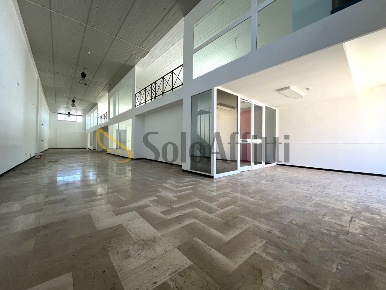 Foto Locale commerciale a Catanzaro Santa Maria di 315 m² con 3 locali