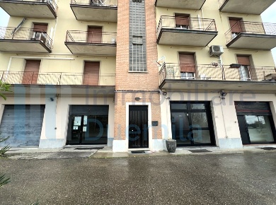 Foto Locale commerciale a Ozzano dell'Emilia Centro di 900 m² con 5 locali