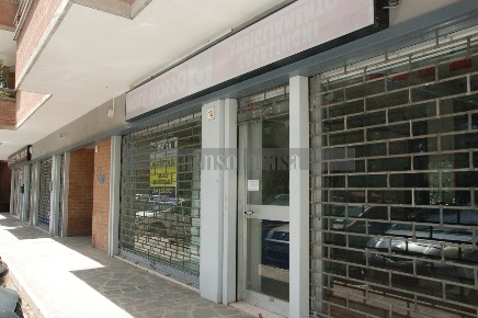 Foto Locale commerciale in VIA VENANTI, Perugia di 220 m² con 2 locali
