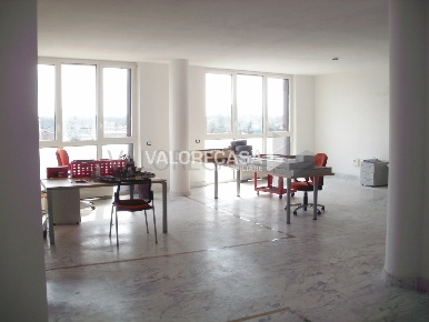 Foto Ufficio a Massa Zona Industriale di 110 m² con 1 locali in affitto