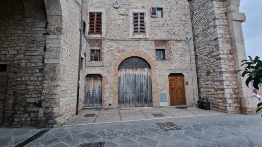 Foto Locale commerciale in Via Giacomo Matteotti, Todi Centro di 128 m²