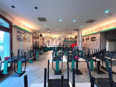 Foto Attività commerciale a Castello d'Argile Centro di 180 m² con 6 locali