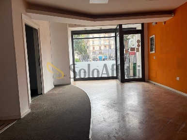 Foto Locale commerciale in Piazza Carità, Napoli Centro Storico di 150 m²