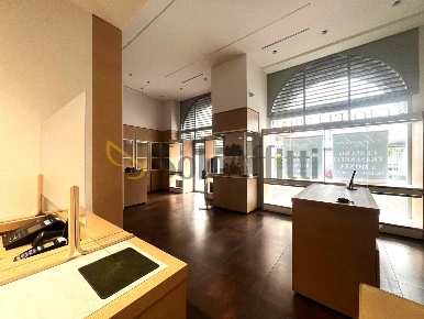 Foto Locale commerciale a Seregno Matteotti di 200 m² con 4 locali