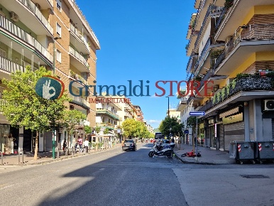 Foto Locale commerciale in Via dell'Epomeo 98-100, Napoli Soccavo di 300 m²