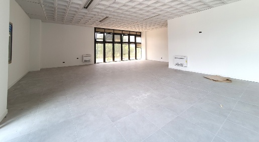 Foto Locale commerciale in Via Orzinuovi, Brescia Chiesanuova di 230 m²