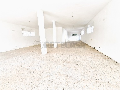 Foto Locale commerciale a Pescara Tiburtina di 280 m² con 2 locali