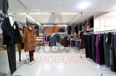 Foto Locale commerciale a Osimo Centro di 123 m² con 3 locali in affitto