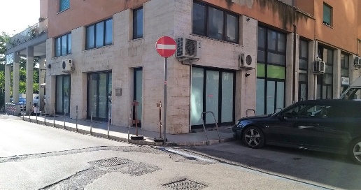 Foto Locale commerciale in Via Campo di Marte 2, Perugia di 120 m²