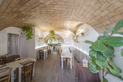 Foto Locale commerciale in Largo Augusto Panizza, Frascati di 110 m²