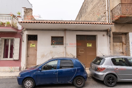 Foto Locale commerciale a Floridia di 147 m² con 147 locali in vendita