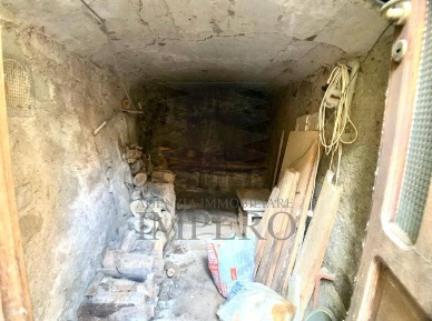 Foto Magazzino in Via Cima, Dolceacqua di 10 m² con 1 locali in vendita