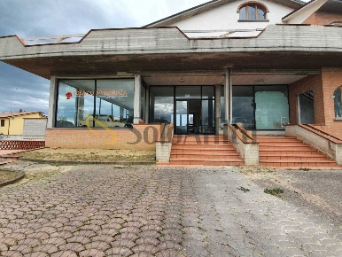 Foto Locale commerciale a Foiano della Chiana di 277 m² con 1 locali