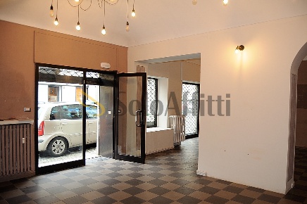 Foto Locale commerciale in Corso Italia 17B, Gassino Torinese di 75 m²
