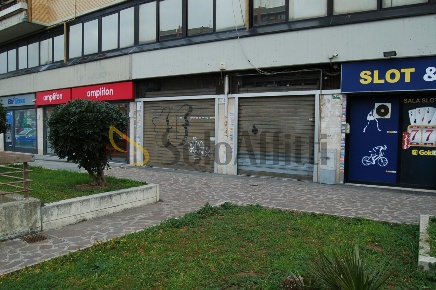 Foto Locale commerciale in Viale Antonio Ciamarra 242, Roma Cinecittà