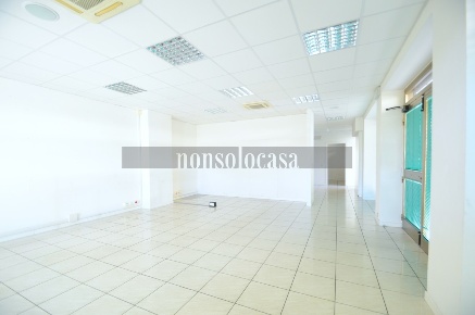 Foto Locale commerciale in Via Quintina 126, Perugia di 110 m² con 2 locali