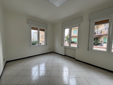 Foto Ufficio in Via Raffaele Giannetti, Imperia Porto Maurizio di 100 m²