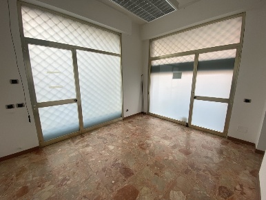 Foto Locale commerciale a Chiavari Centro di 55 m² con 3 locali in affitto