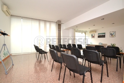 Foto Locale commerciale a Valdagno Centro di 140 m² con 2 locali in affitto