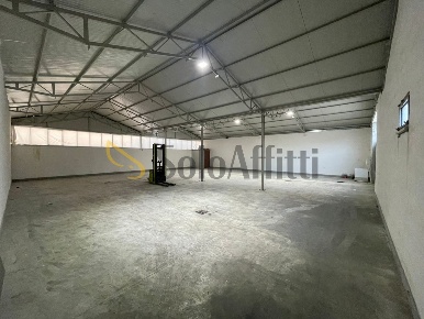 Foto Magazzino in Via Mastrilli, Maddaloni di 250 m² con 1 locali