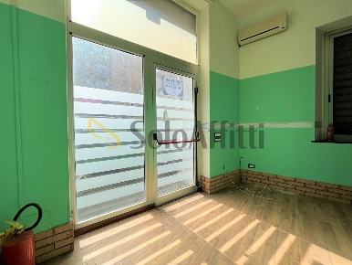 Foto Locale commerciale a Catanzaro San Leonardo di 80 m² con 2 locali