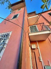 Foto Locale commerciale a Sarzana Centro di 142 m² con 6 locali in vendita