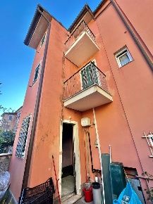 Foto Locale commerciale a Sarzana Centro di 142 m² con 6 locali in vendita