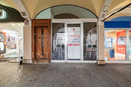 Foto Locale commerciale in Portici X Giornate  71, Brescia di 95 m²
