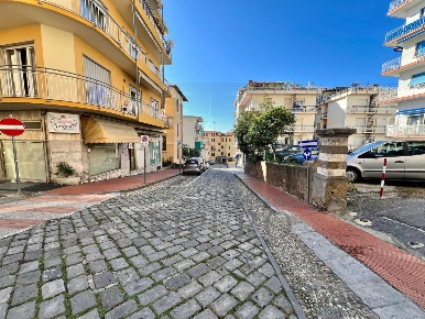 Foto Magazzino in Via Jean Jonquiere 25, Ospedaletti di 72 m² con 3 locali